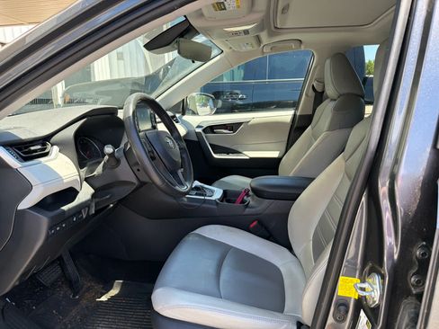 Used 2019 Toyota RAV4 XLE Premium w/ Cold Weather Package AWD/4WD image 10