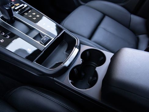 Certified 2026 Porsche Macan image 18