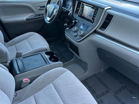 Used 2020 Toyota Sienna LE w/ Carpet Mat Package image 19