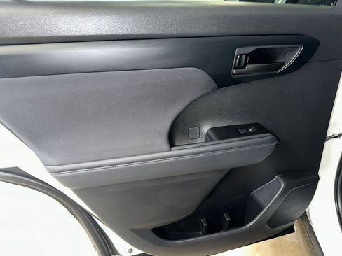 Used 2023 Toyota Highlander L FWD image 15