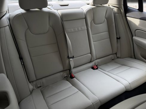 Used 2020 Volvo S60 T5 Momentum image 19