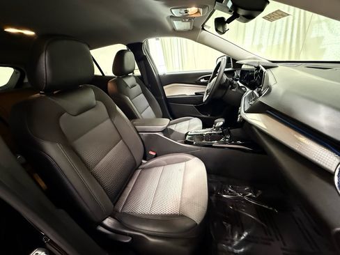 Certified 2025 Chevrolet Trax LT w/ LT Convenience Package FWD image 26