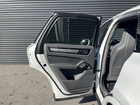 Certified 2023 Porsche Cayenne Platinum Edition image 24