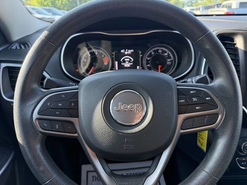 Used 2019 Jeep Cherokee Latitude w/ Popular Appearance Group FWD image 23