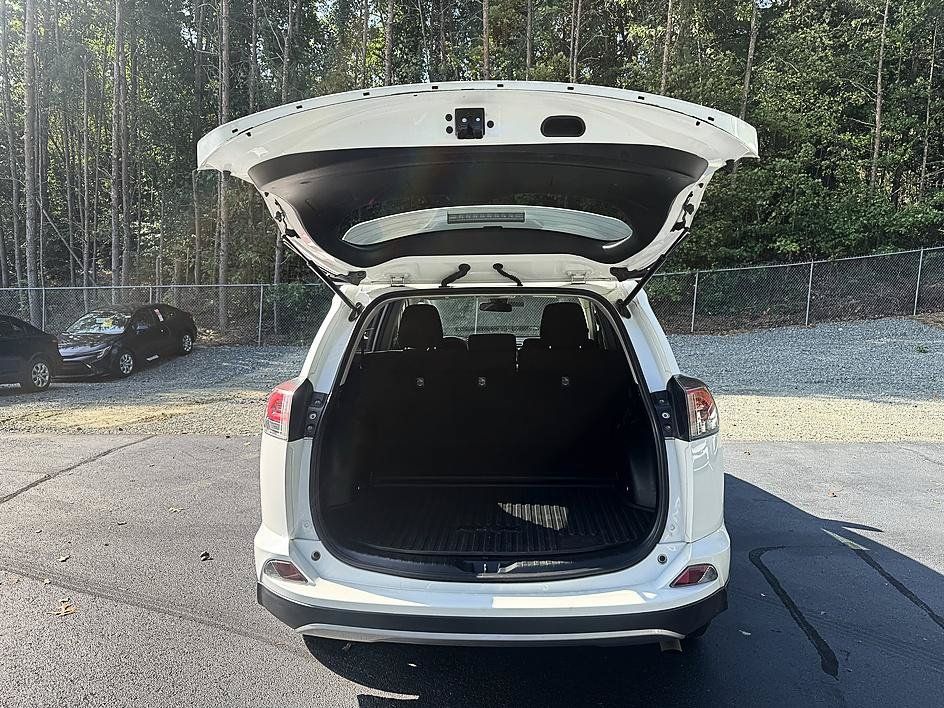 Used 2018 Toyota RAV4 LE AWD/4WD image 21