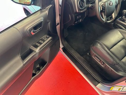 Used 2023 Toyota Tacoma TRD Off-Road w/ TRD Premium Off Road Package AWD/4WD image 9