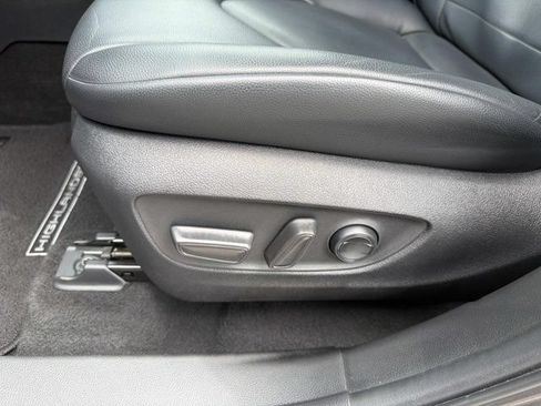 Used 2023 Toyota Highlander XLE FWD image 10