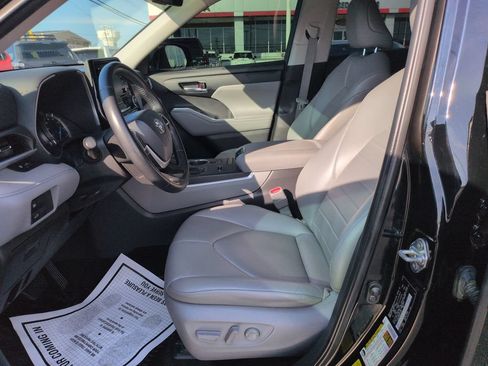 Used 2022 Toyota Highlander XLE FWD image 9