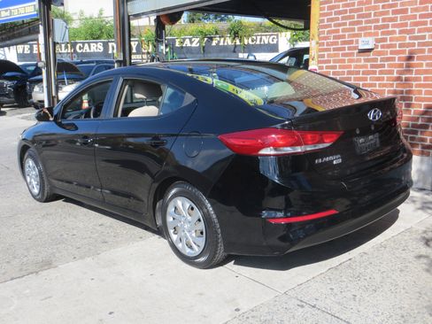 Used 2018 Hyundai Elantra SE image 24