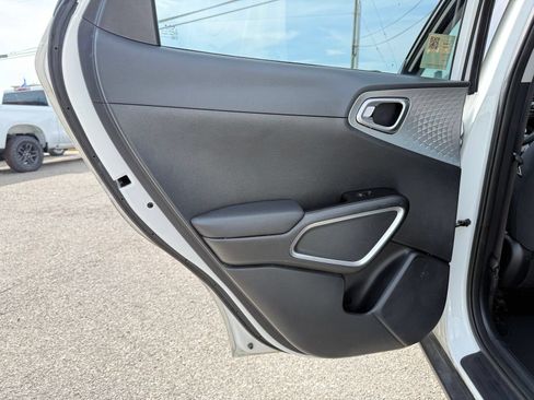 Used 2023 Kia Soul LX w/ LX Technology Package FWD image 8
