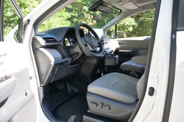 Used 2024 Toyota Sienna XLE w/ XLE Plus Package FWD image 32