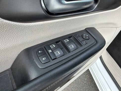 Used 2022 Chrysler Pacifica Touring-L w/ Uconnect Theater Family Group FWD image 18