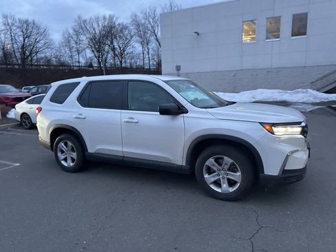 Used 2023 Honda Pilot LX image 6