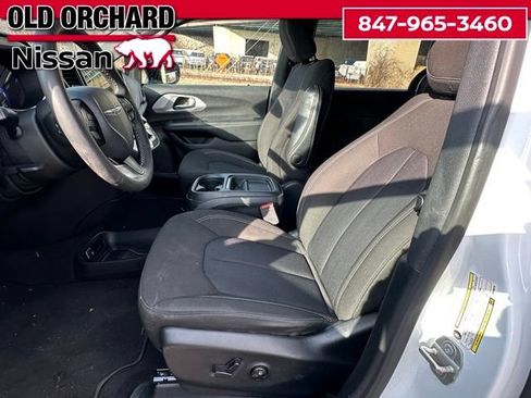 Used 2024 Chrysler Pacifica Touring FWD image 10