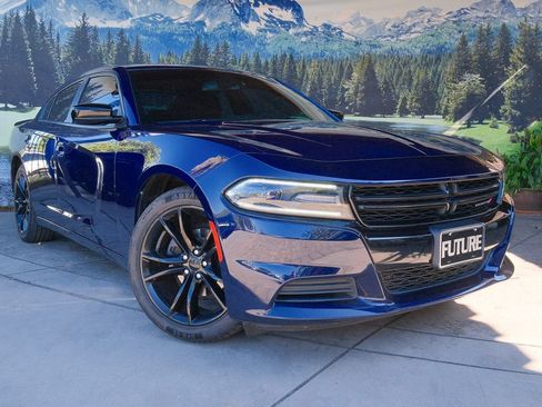 Used 2016 Dodge Charger SE w/ Blacktop Package RWD image 3