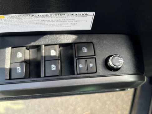 Used 2018 Toyota Tacoma TRD Off-Road AWD/4WD image 13