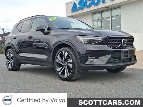 Certified 2025 Volvo XC40 B5 Ultra image 1