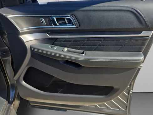 Used 2019 Ford Explorer Platinum AWD/4WD image 35