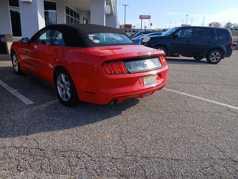 Used 2015 Ford Mustang Convertible image 4