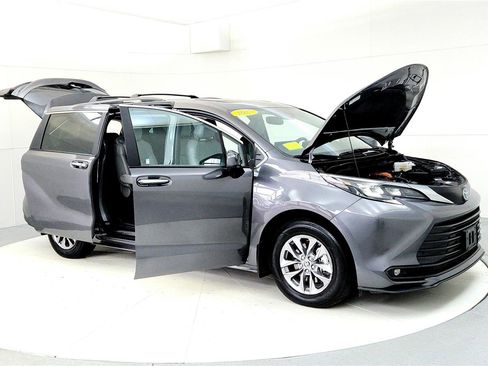 Used 2025 Toyota Sienna XLE w/ XLE Plus Package image 12