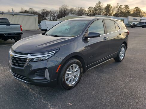Used 2022 Chevrolet Equinox LT w/ Driver Convenience Package image 2