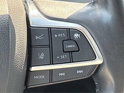 Used 2021 Toyota Highlander XLE AWD/4WD image 22