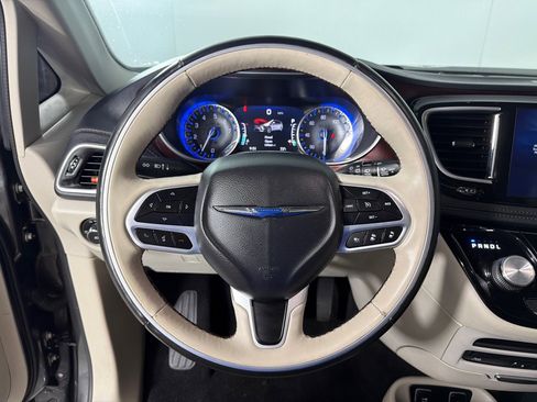 Used 2018 Chrysler Pacifica Limited FWD image 16