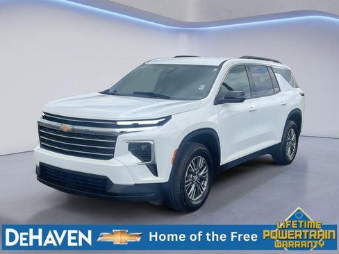 Used 2025 Chevrolet Traverse LT FWD image 2