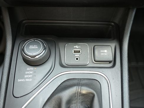 Used 2019 Jeep Cherokee Latitude Plus AWD/4WD image 39