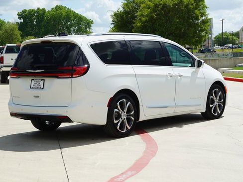 Used 2024 Chrysler Pacifica Pinnacle w/ Trailer Tow Group image 5