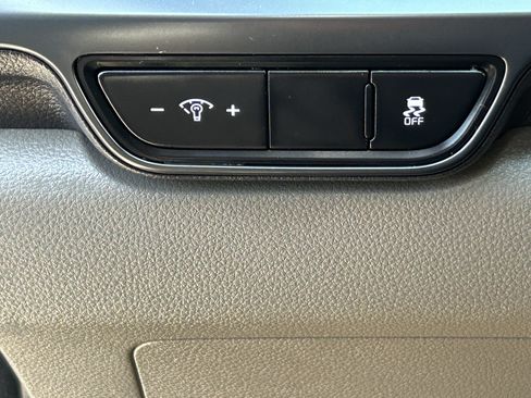 Used 2025 Kia Carnival FWD image 21