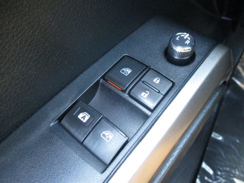 Used 2017 Toyota Tacoma SR5 RWD image 23