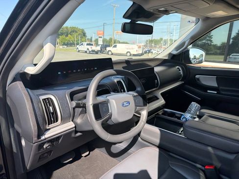 Used 2025 Ford Expedition Active AWD/4WD image 4