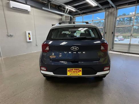 Used 2021 Hyundai Venue FWD image 4