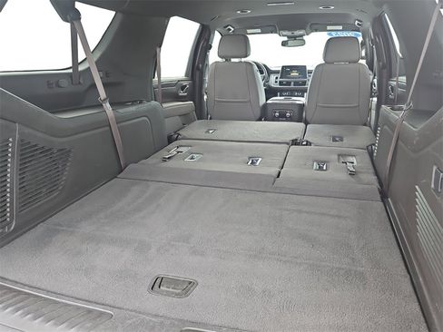Used 2023 GMC Yukon XL SLT image 32