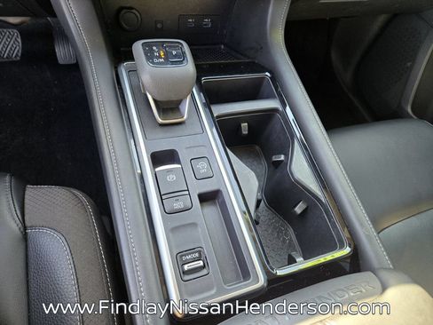 Used 2024 Nissan Pathfinder SL FWD image 29