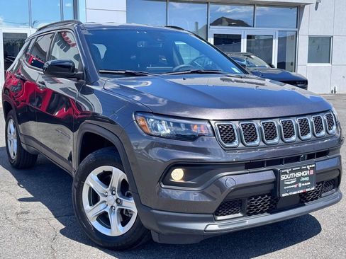 Used 2023 Jeep Compass Latitude w/ Convenience Group AWD/4WD image 1