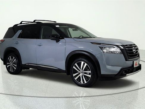 Used 2024 Nissan Pathfinder Platinum w/ Black Appearance Package AWD/4WD image 8