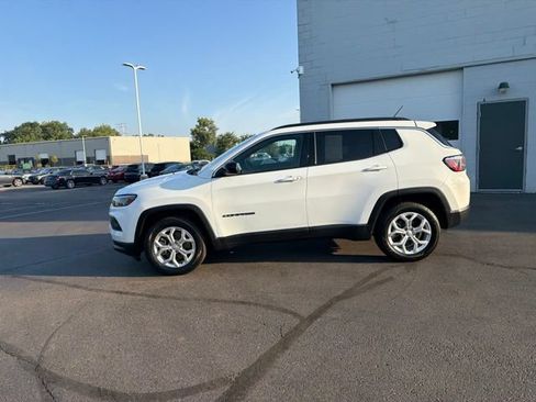 Used 2024 Jeep Compass Latitude AWD/4WD image 17
