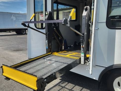 Used 2015 Ford E-350 and Econoline 350 Super Duty RWD image 5
