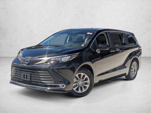 Used 2024 Toyota Sienna XLE image 2
