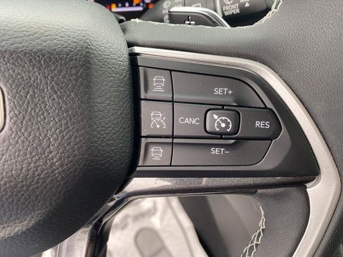 Used 2023 Jeep Grand Cherokee Laredo AWD/4WD image 15