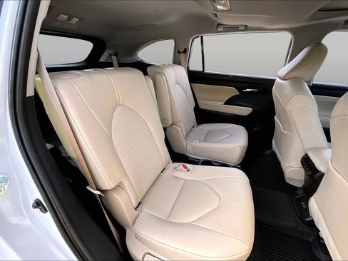 Used 2024 Toyota Highlander XLE FWD image 21