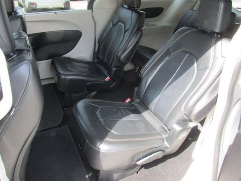 Used 2017 Chrysler Pacifica Touring-L FWD image 10