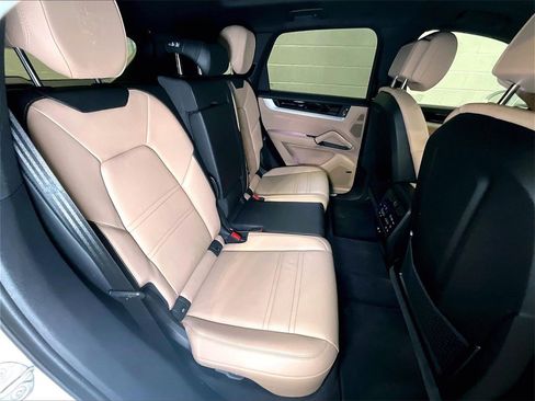 Certified 2025 Porsche Cayenne image 21