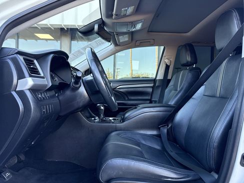 Used 2017 Toyota Highlander SE image 18