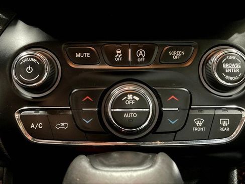 Used 2020 Jeep Cherokee Trailhawk w/ Cold Weather Group image 32