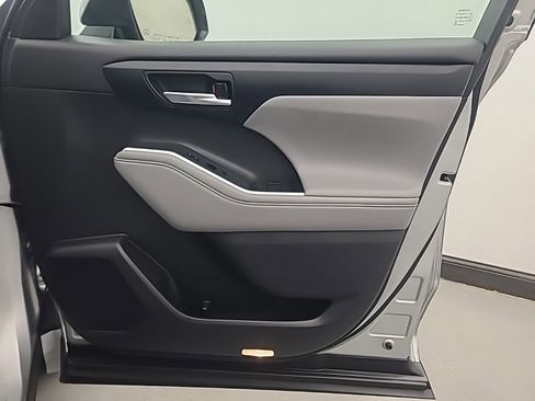 Used 2022 Toyota Highlander XLE image 13