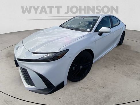 Used 2025 Toyota Camry SE FWD image 2