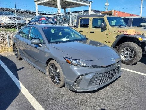 Used 2025 Toyota Camry SE FWD image 1